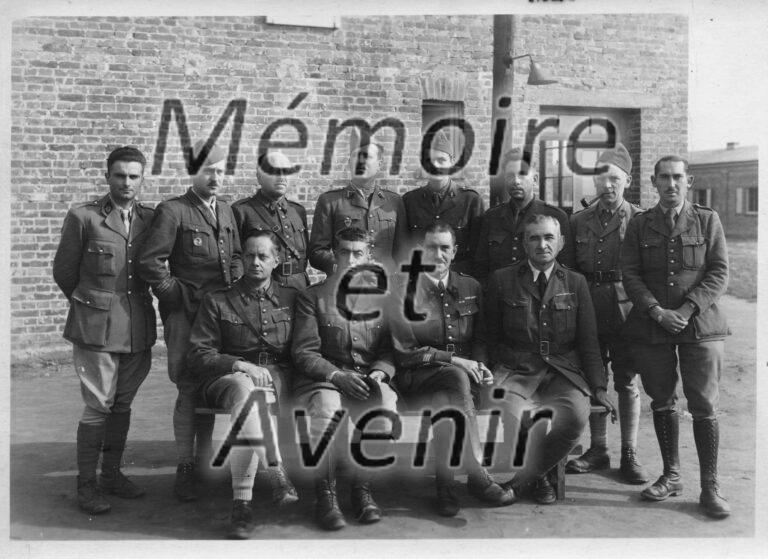 1940-09-Groupe-officiers-avec-capitaines-Coisel-et-Enard