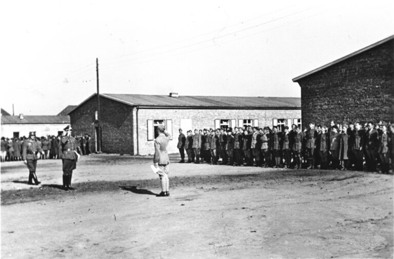 1940 Appel devant la baraque III été