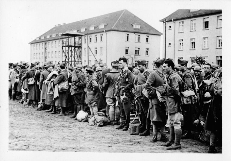 1940 Arrivée cour de la caserne Mudra 01