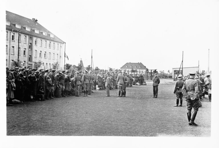 1940 Arrivée cour de la caserne Mudra 03