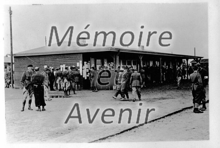 1940-Cantine-lecture-des-petites-annonces-01