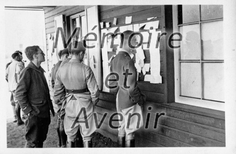 1940-Cantine-lecture-des-petites-annonces-02