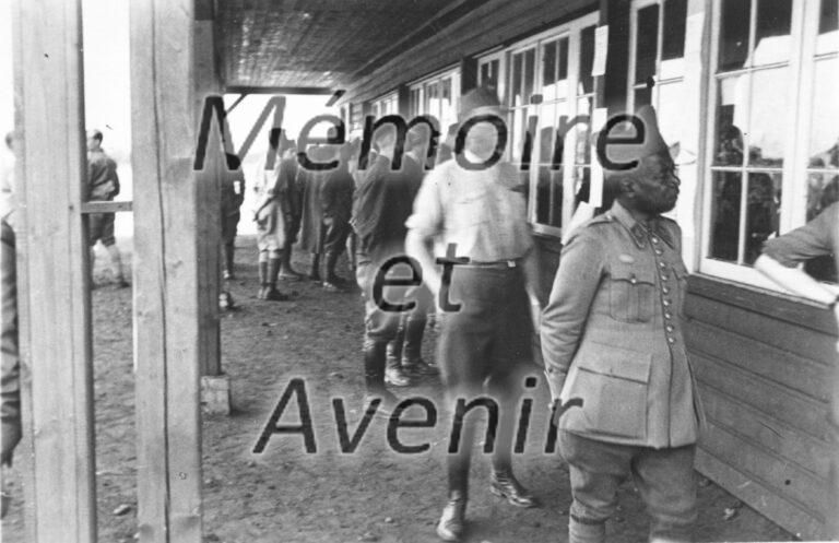 1940-Cantine-lecture-des-petites-annonces