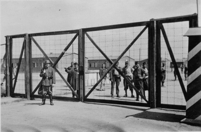 1940 Portail entre camp et avant camp et ordonnances indigènes