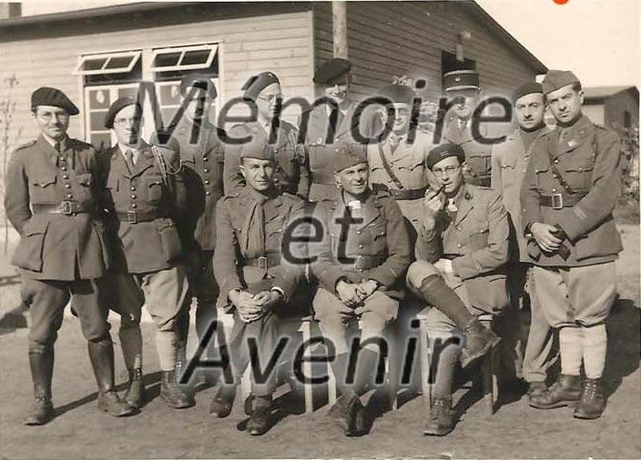 1940-fin-septembre-Ofl-XC_baraque-1-chambres-11-et-13-Croiset-avec-la-pipe-et-Gatineau-tout-à-droite