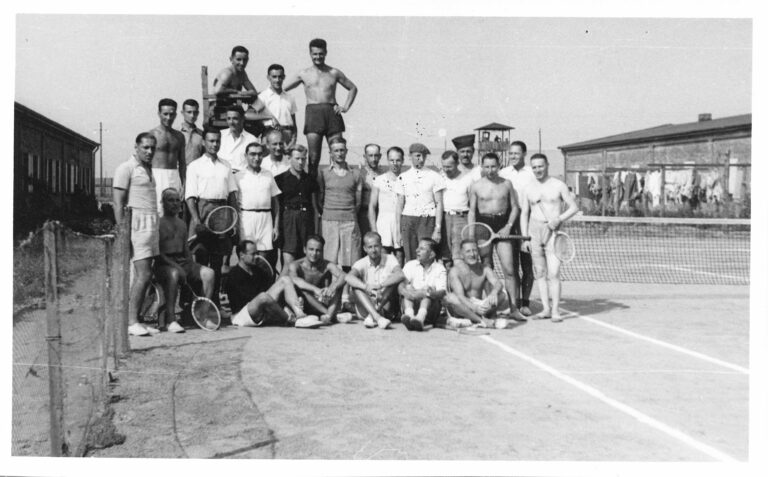 1942 09 Club de tennis Court baraques III IV Pochtowik à droite R