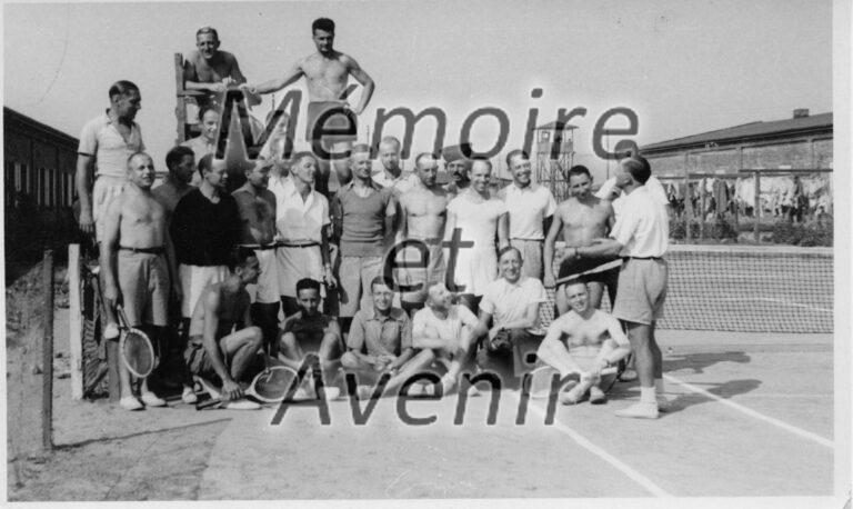 1942-09-Club-de-tennis-Court-entre-baraques-III-et-IV-01-R