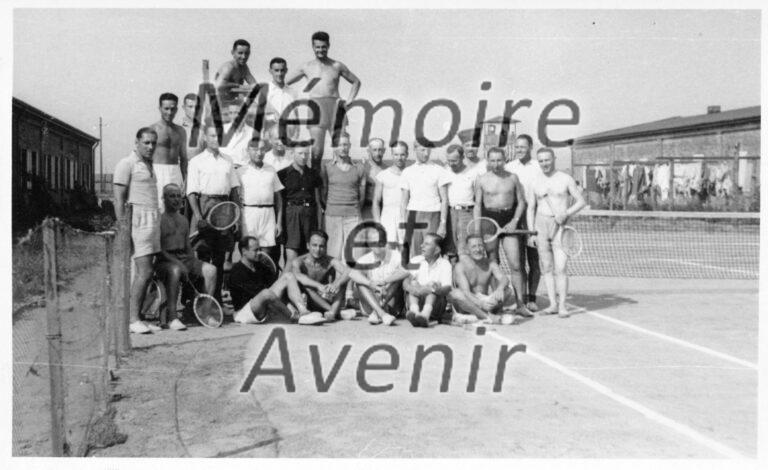 1942-09-Club-de-tennis-Court-entre-baraques-III-et-IV-02-R