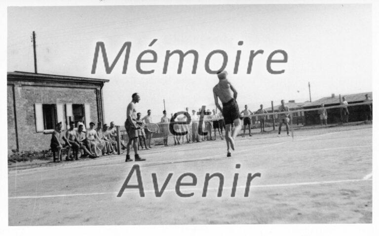 1942-09-Partie-de-tennis-Court-entre-baraques-III-et-IV-01-R