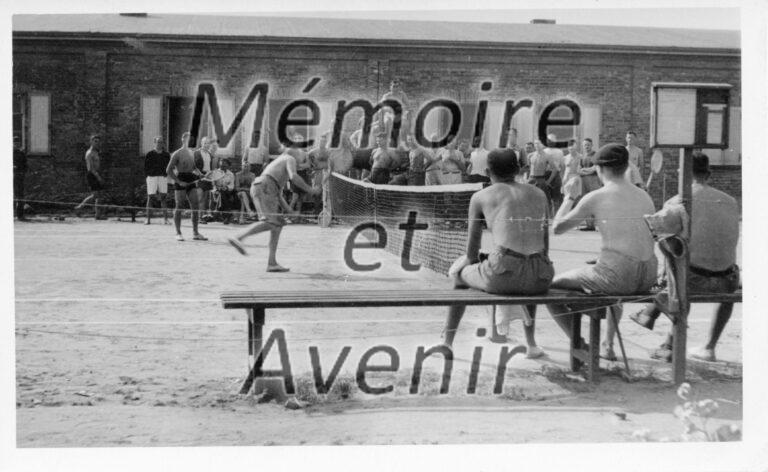 1942-09-Partie-de-tennis-devant-baraque-III-R