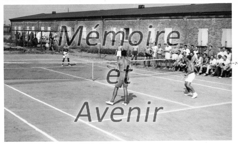 1942-09-Partie-de-tennis-devant-baraque-IV-R