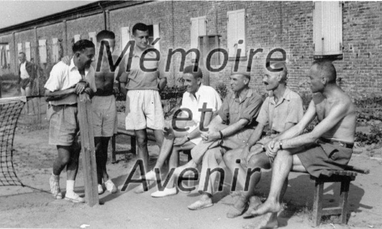 1942-09-Repos-devant-le-tennis-et-baraque-IV-R