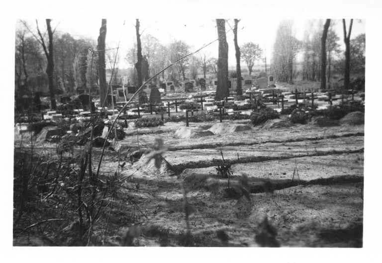 1949 Cimetière post libération 08