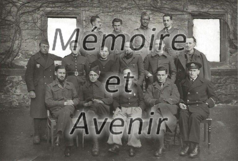 Groupe-de-prisonniers-Oflag-IVC-Colditz-_-avant-juillet-1943-_-J.-VANDAELE-assis-2e-gauche