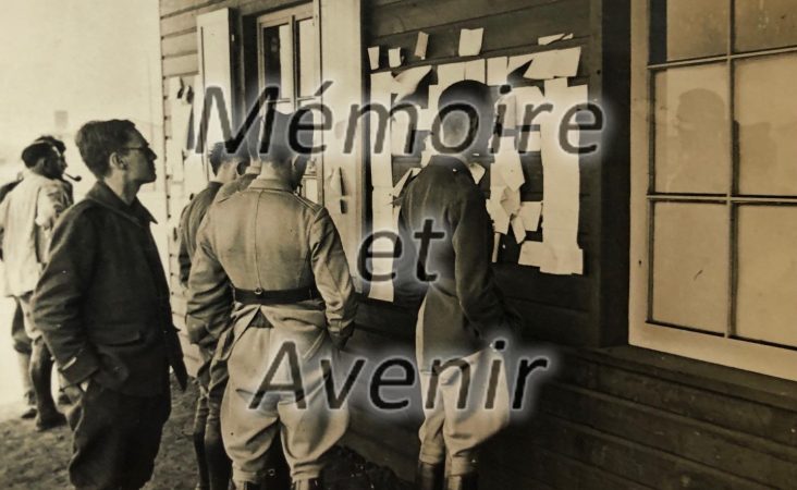 1940-Cantine-lecture-des-petites-annonces-IMG_7563