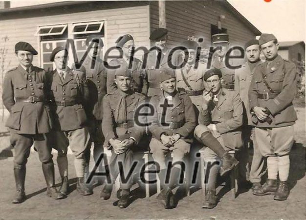 1940-fin-septembre-Ofl-XC_baraque-1-chambres-11-et-13-Croiset-avec-la-pipe-et-Gatineau-tout-à-droite