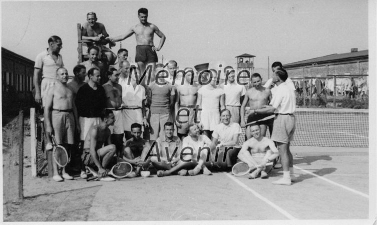 1942-09-Club-de-tennis-Court-entre-baraques-III-et-IV-01-R