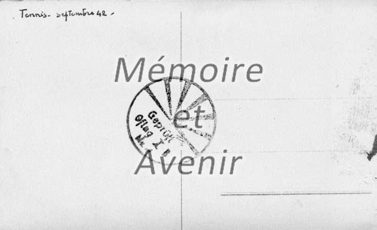 1942-09-Club-de-tennis-Court-entre-baraques-III-et-IV-02-V