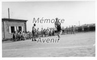 1942-09-Partie-de-tennis-Court-entre-baraques-III-et-IV-01-R