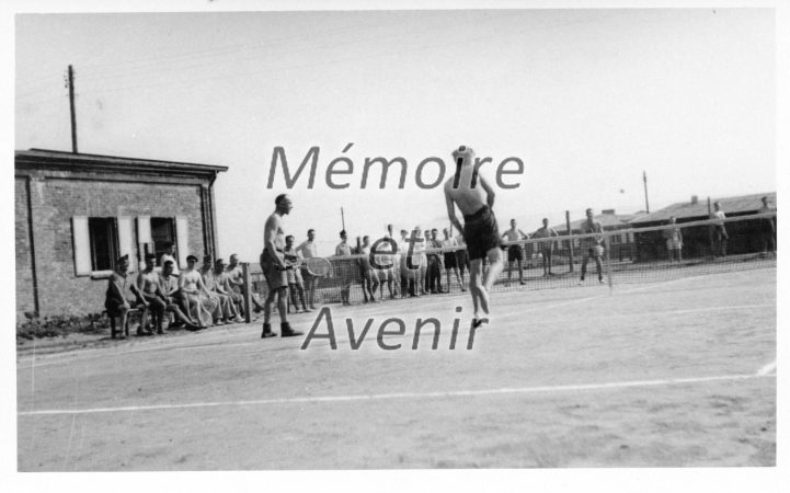 1942-09-Partie-de-tennis-Court-entre-baraques-III-et-IV-01-R