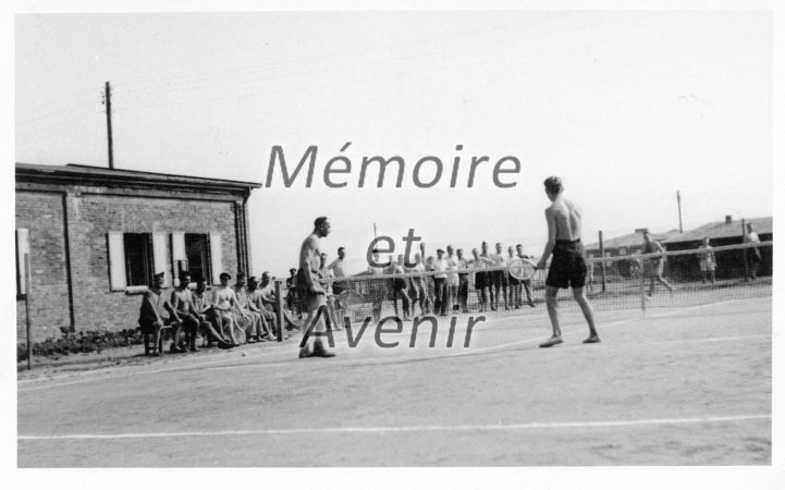 1942-09-Partie-de-tennis-Court-entre-baraques-III-et-IV-02-R