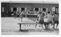 1942-09-Partie-de-tennis-devant-baraque-III-R