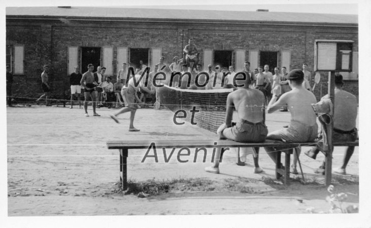 1942-09-Partie-de-tennis-devant-baraque-III-R