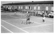 1942-09-Partie-de-tennis-devant-baraque-IV-R