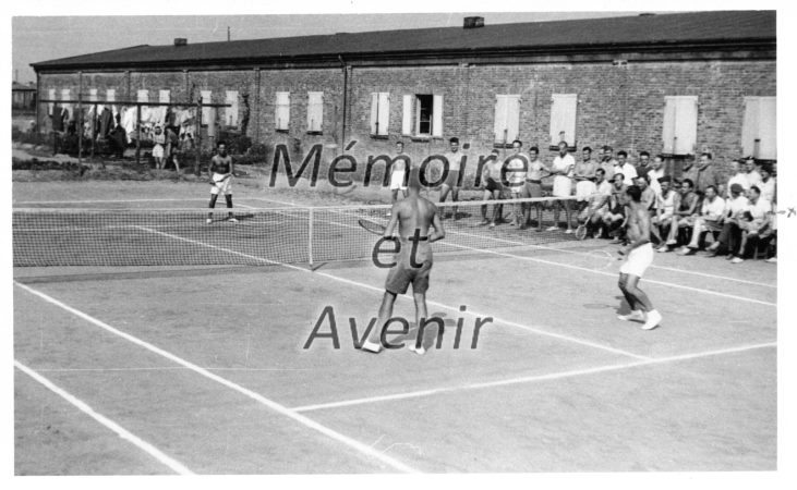 1942-09-Partie-de-tennis-devant-baraque-IV-R